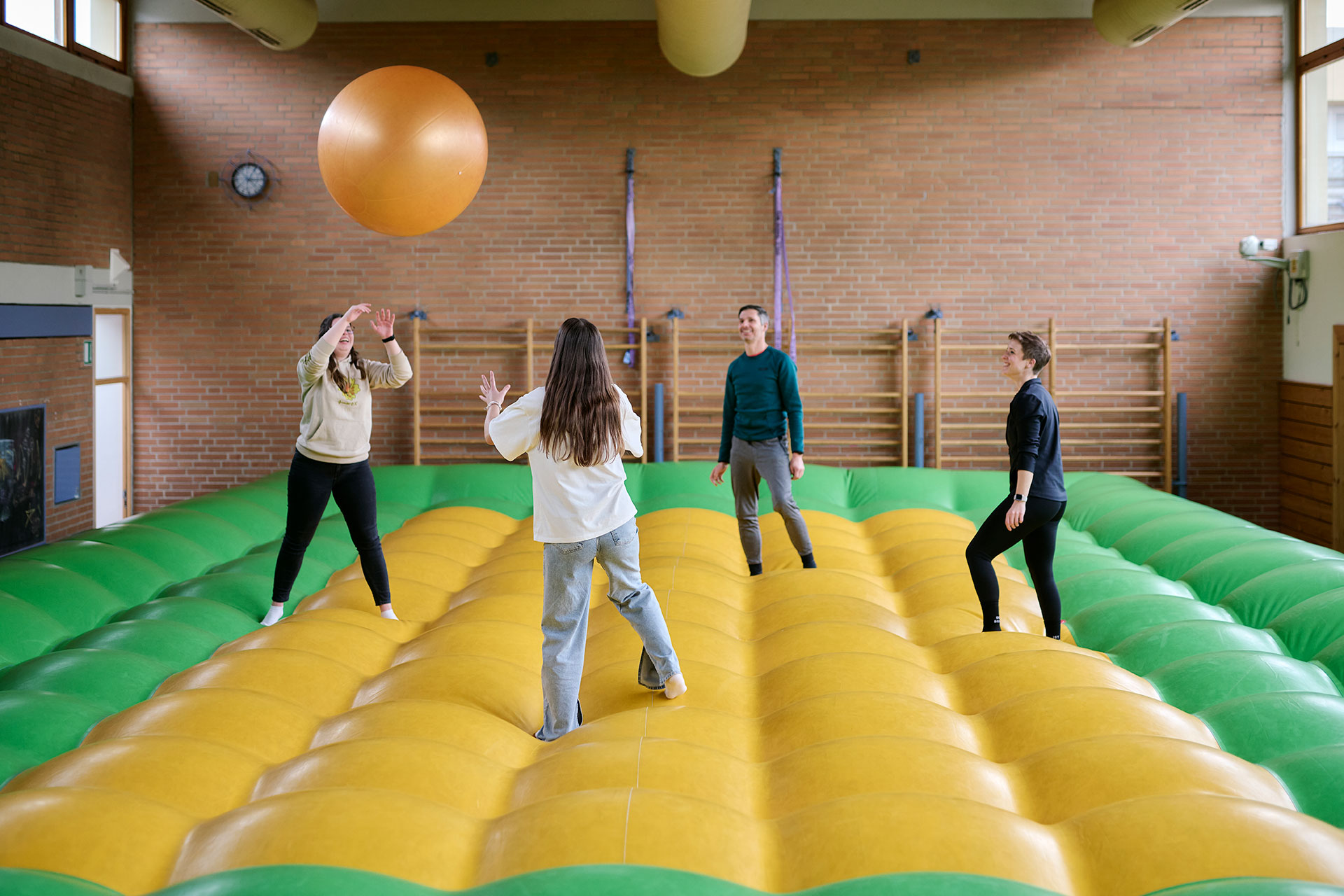 Patientinnen und Patienten bei der Bewegungstherapie