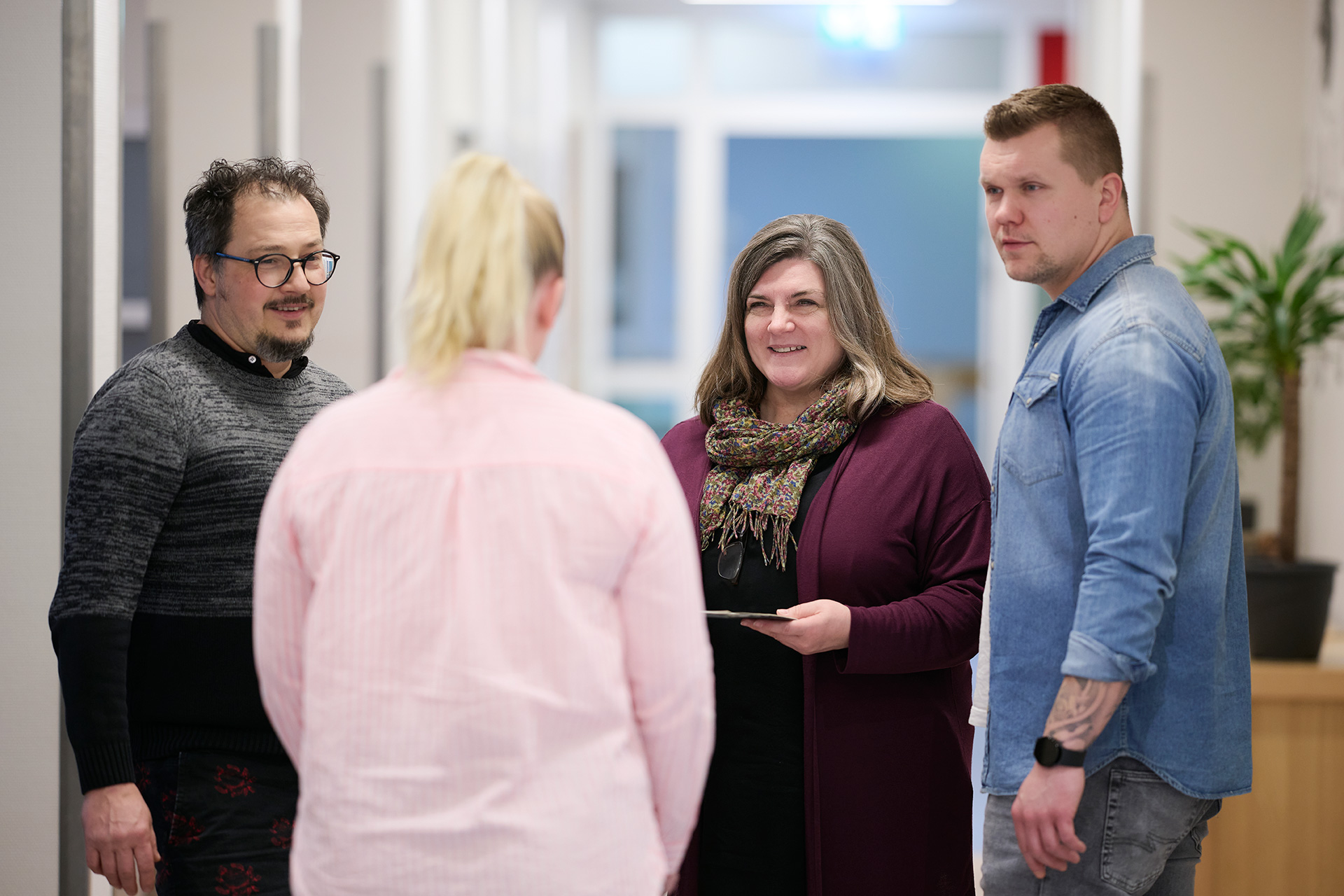 Das Bild zeigt Kolleginnen und  Kollegen im Gespräch.