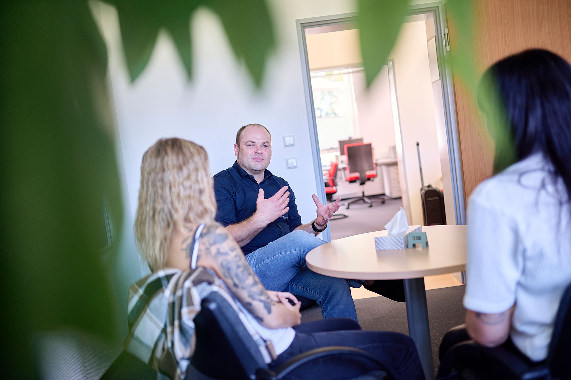 Das Bild zeigt einen Therapeuten in einem Erstgespräch.