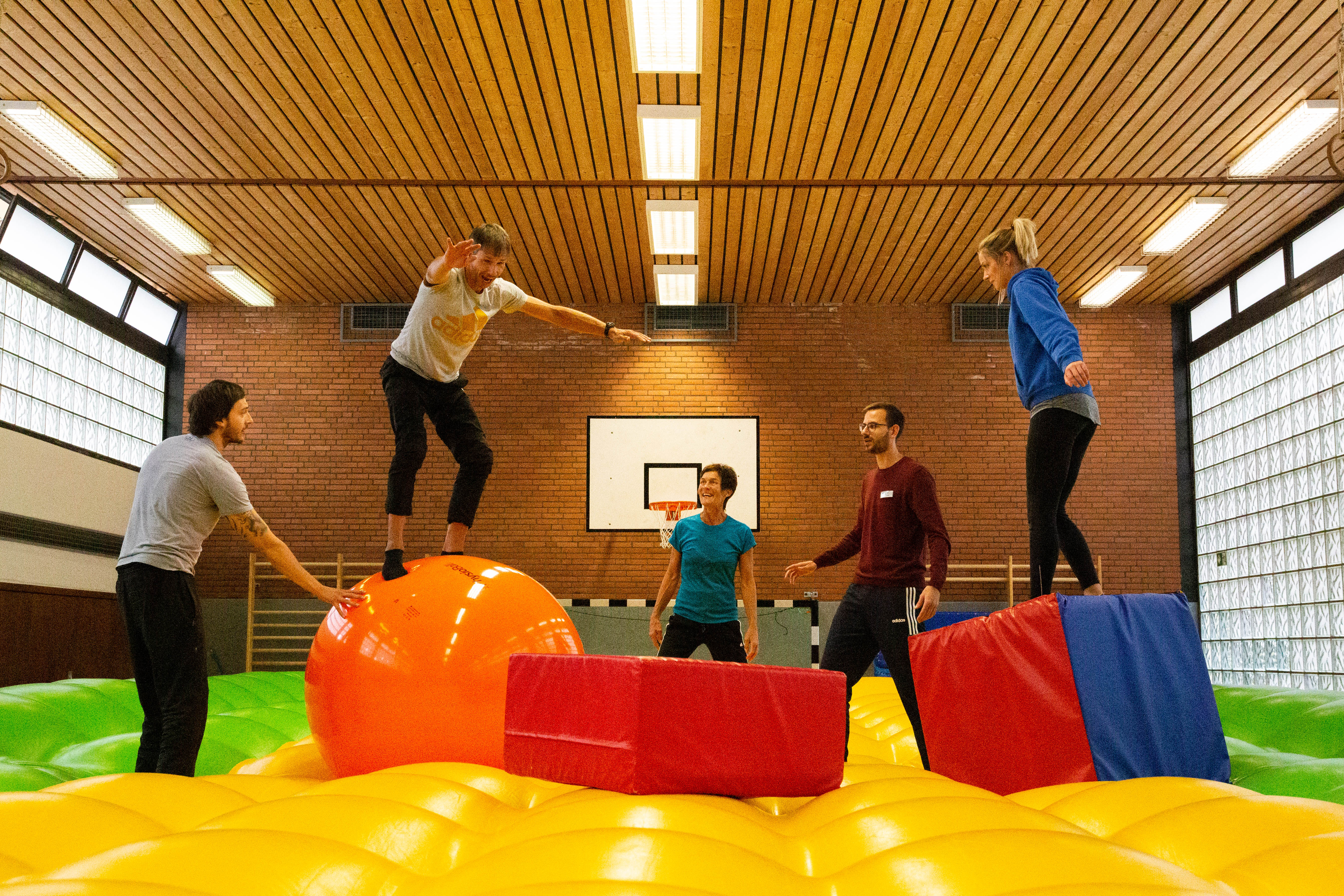 Patientinnen und Patienten bei der Bewegungstherapie