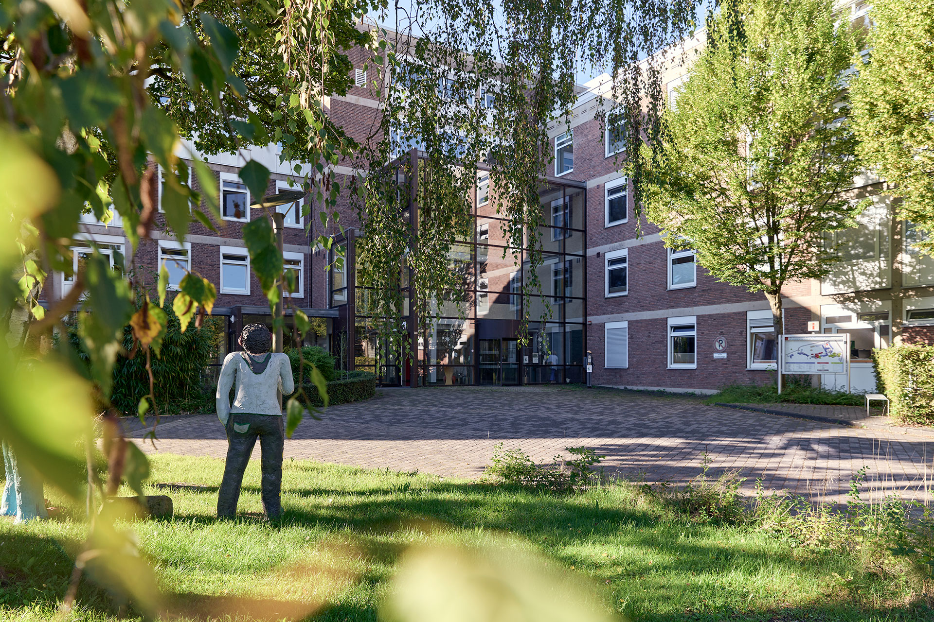 Das Bild zeigt das Hauptgebäude der LWL-Universitätsklinik Hamm