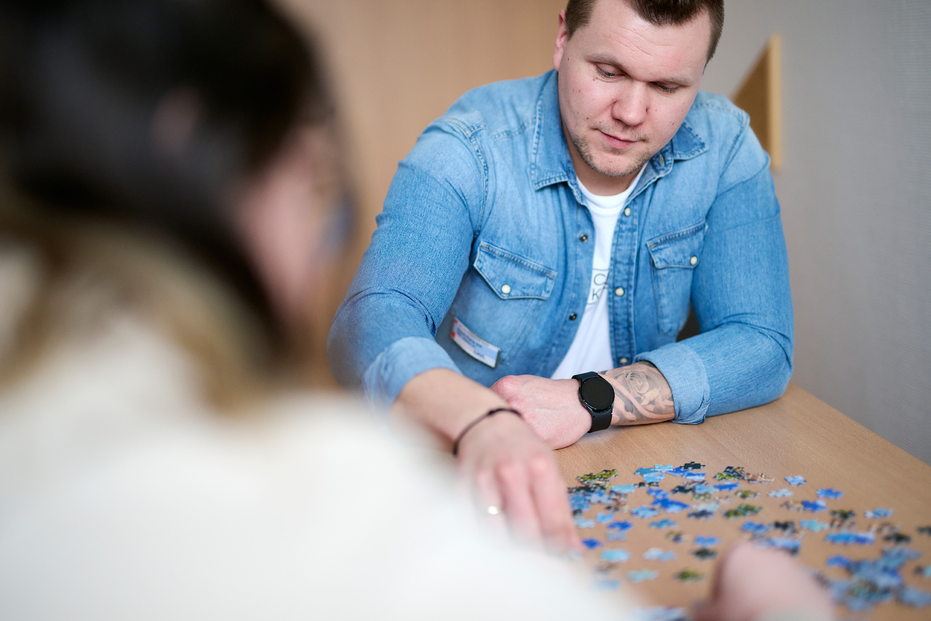 Zwei Personen machen ein Puzzle.