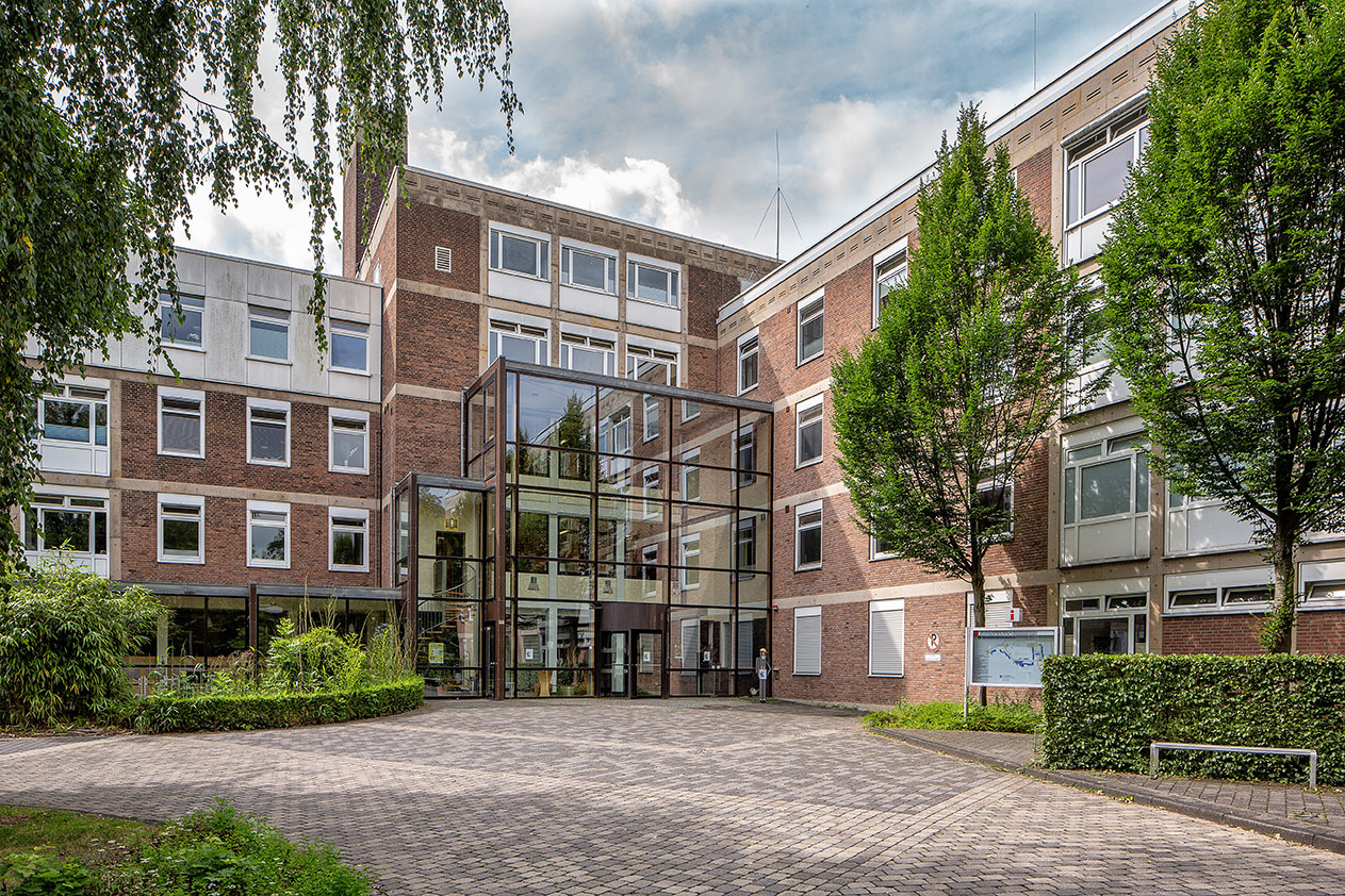 Das Bild zeigt das Hauptgebäude der LWL-Universitätsklinik Hamm