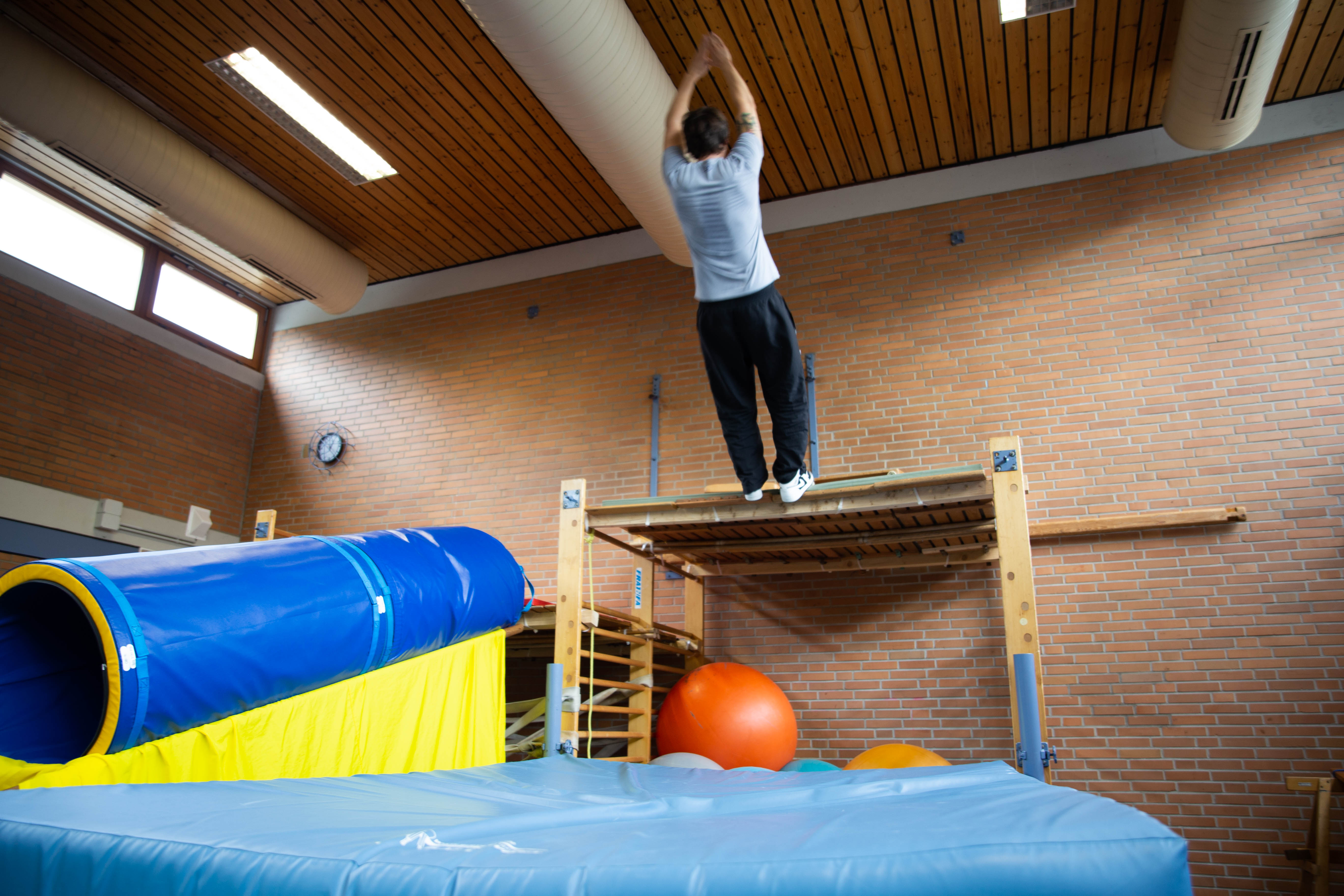 Mann lässt sich auf eine Matte fallen