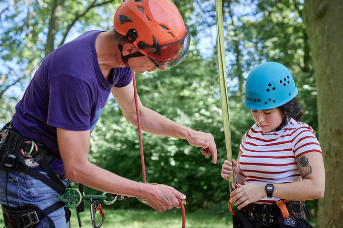 Zwei Personen klettern im Klettergarten