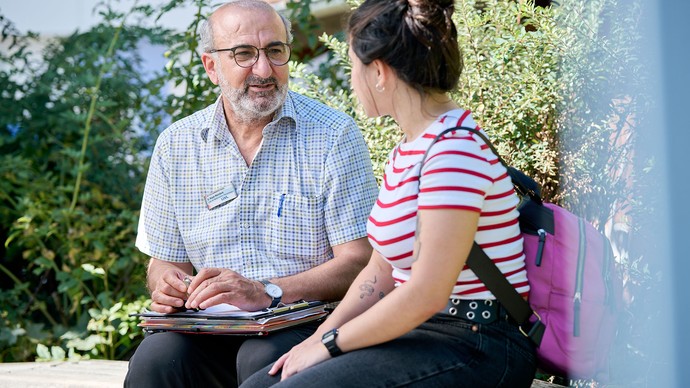 Ein Therapeut im Gespräch mit einer Patientin.