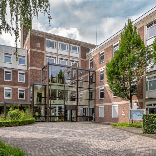 Weg zum Haupteingang der LWL-Uniklinik Hamm