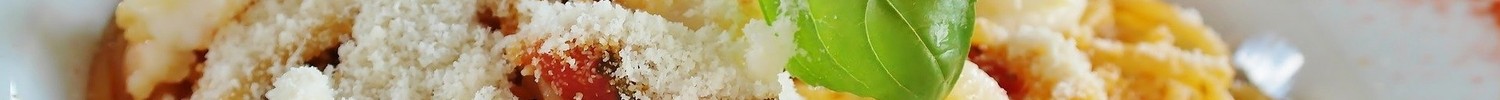 Teller mit Nudeln und roter Tomatensauce