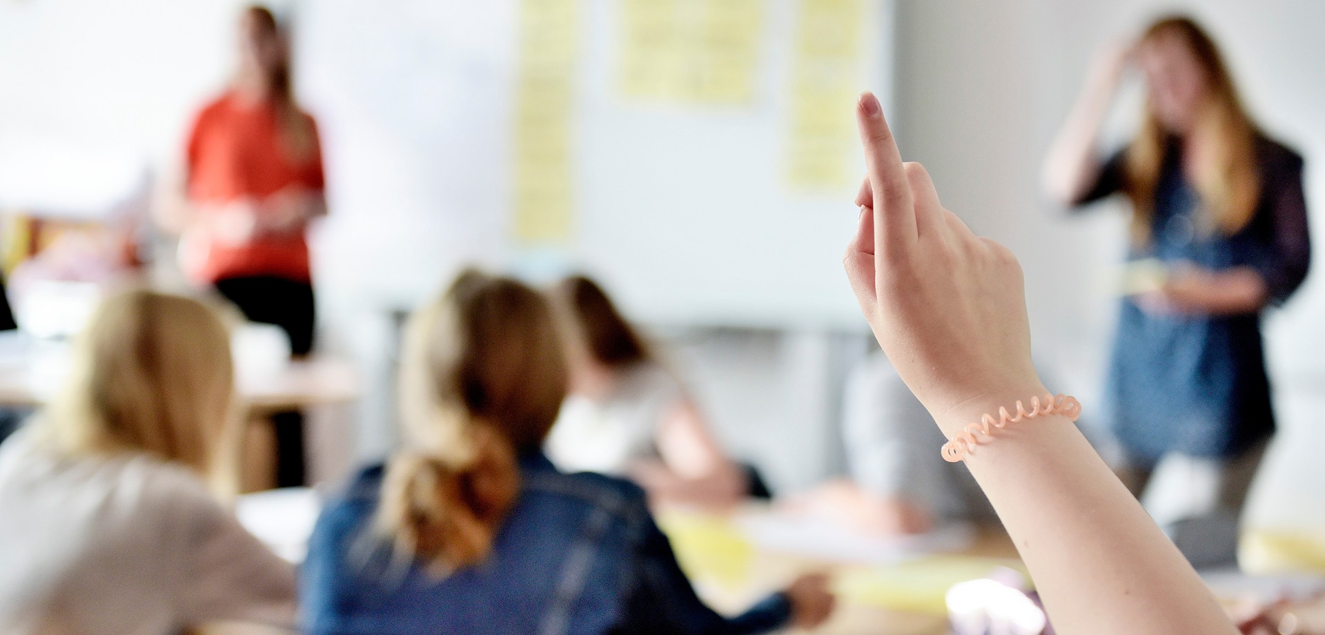 Klassenzimmer mit einigen Schüler:innen