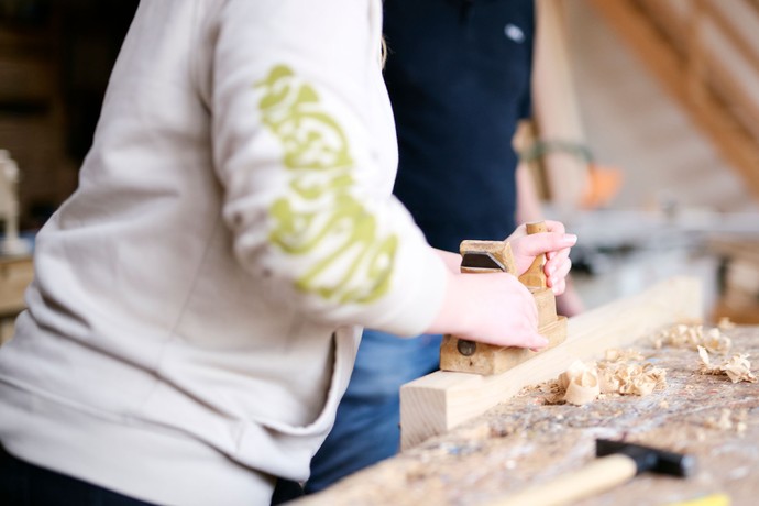 Zwei Personen arbeiten mit Holz