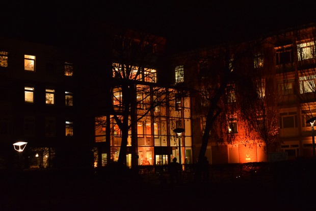 Das Gebäude der LWL-Universitätsklinik Hamm ist mit orangefarbenem  Licht beleuchtet.