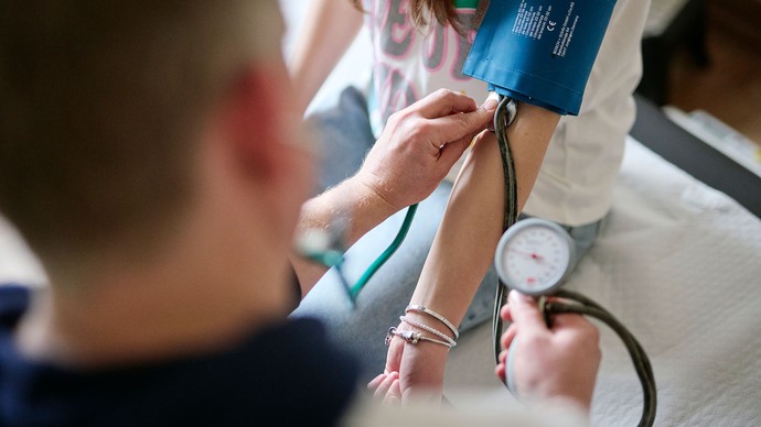 Ein Kind wird ärztlich untersucht.