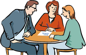 Zwei Frauen und ein Mann sitzen gemeinsam an einem Tisch und reden miteinander