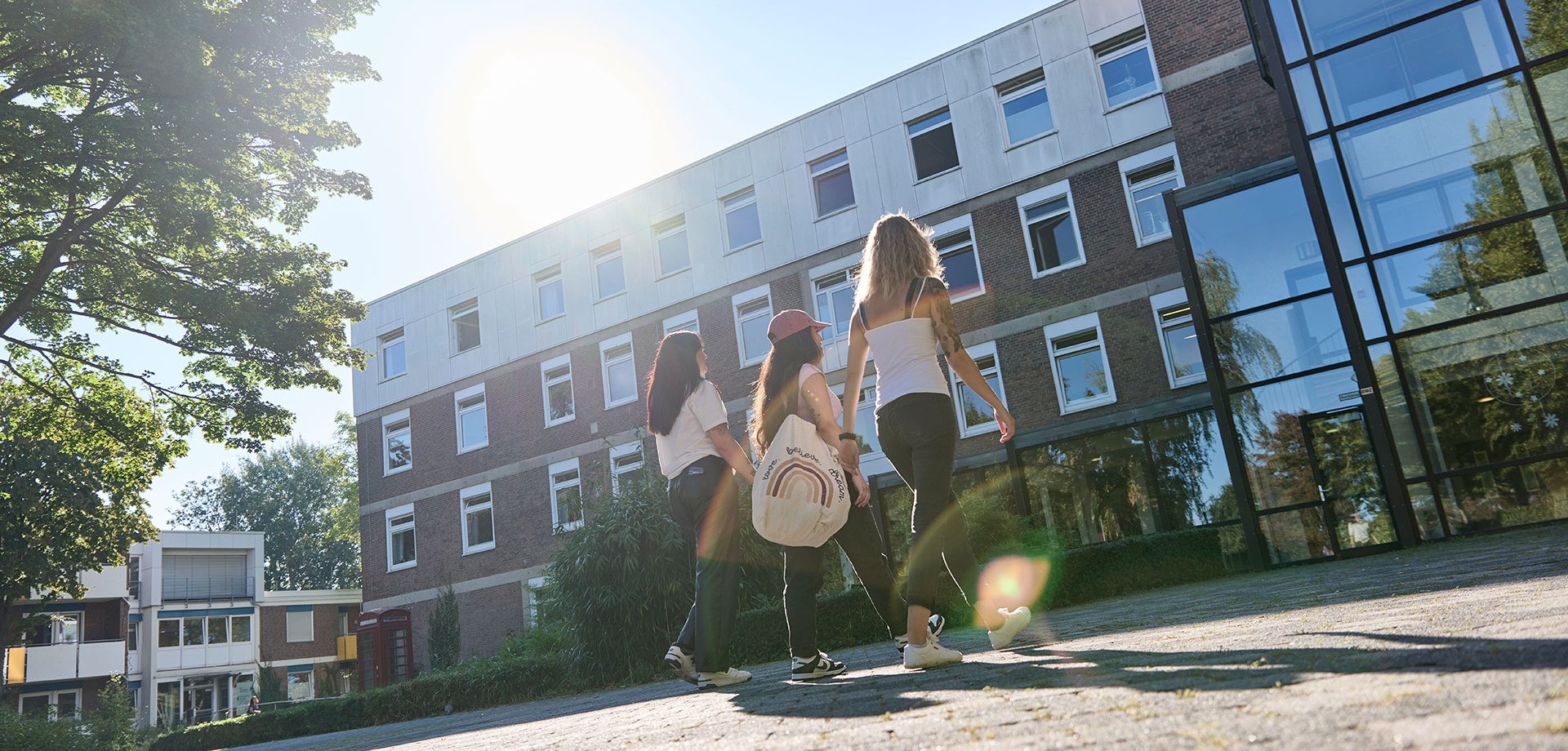Eine Person hält zwei Karten in den Händen, auf der vorderen Karte steht: Das macht mich unverwechselbar.