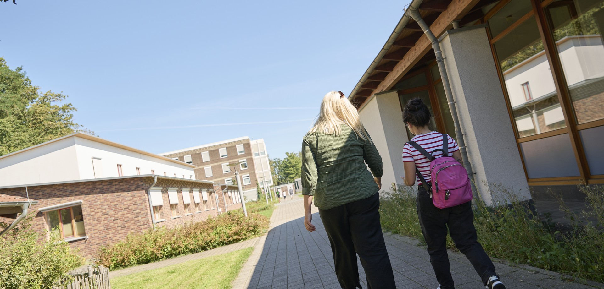 Zwei Personen laufen nebeneinander her.