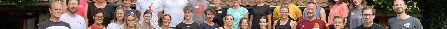Eine Gruppe von Menschen blicken in die Kamera.