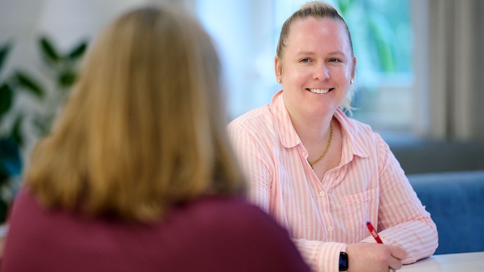 Gespräch zwischen zwei Personen.