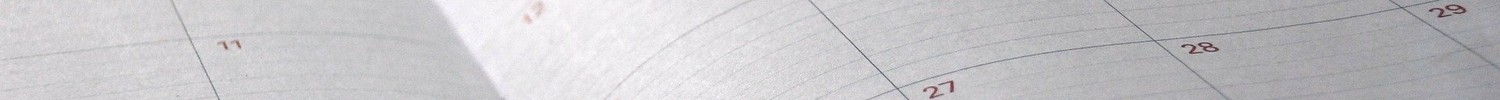 Aufgeschlagenes Buch mit Kalenderübersicht