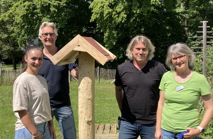 Das Team der Arbeitstrainingswerkstatt der Uniklinik Hamm mit einem Insektenhotel