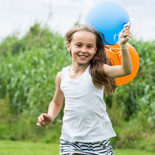 Mädchen mit einem Luftballon in der Hand