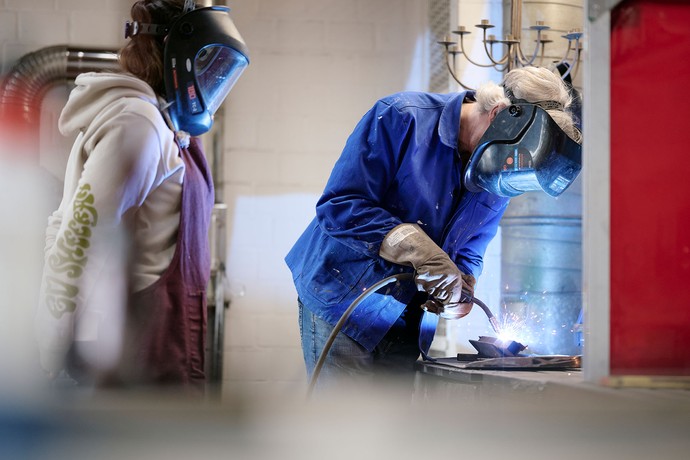 Eine Person arbeiten mit Metall