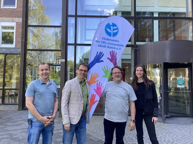 Personen lächeln in die Kamera