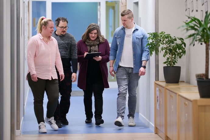 Kolleg:innen schauen gemeinsam über ein Dokument.