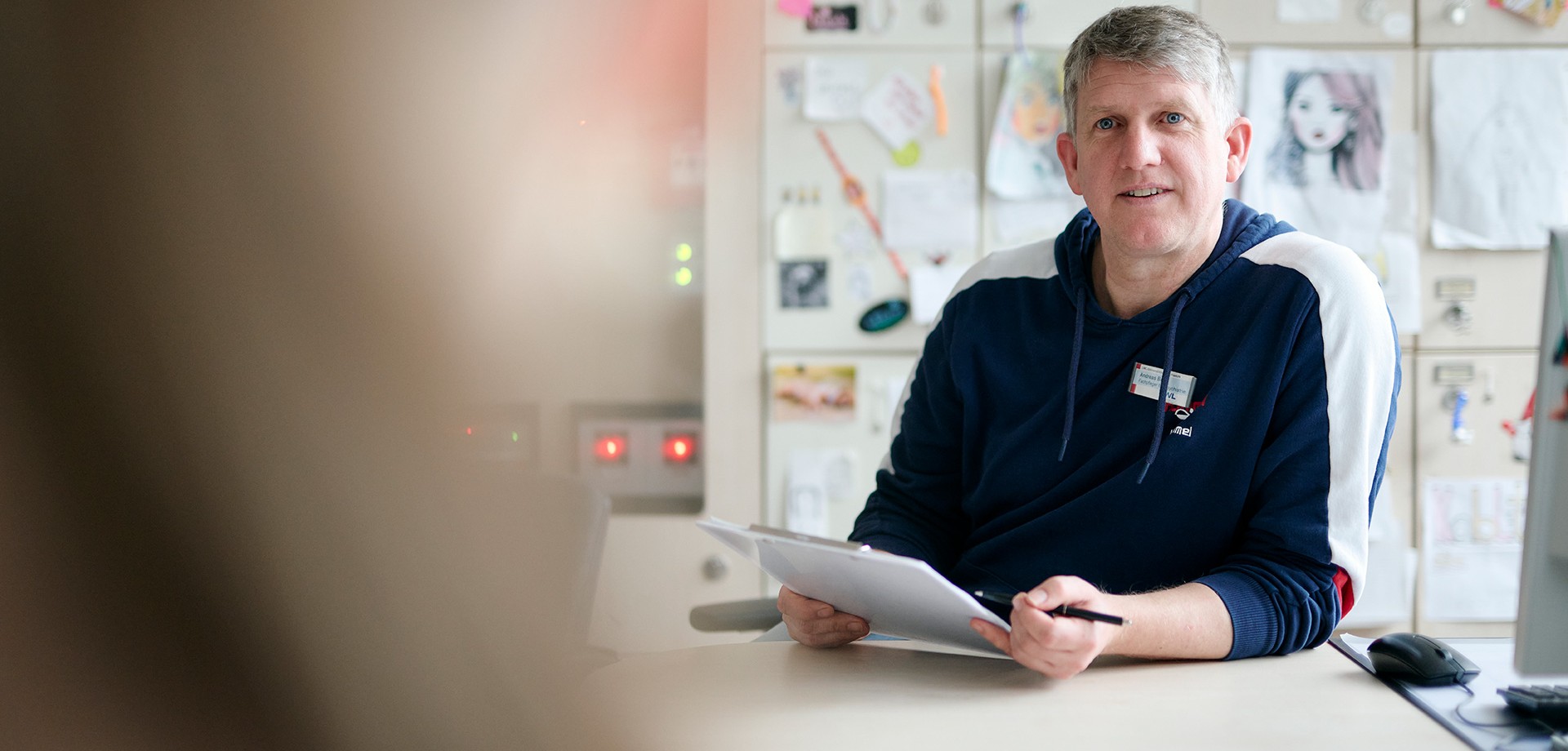 Zwei Personen sind im Gespräch