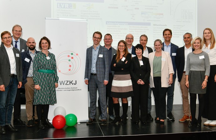 Die Gründungsmitglieder sowie Vertreter: innen der Kliniken beim Gründungssymposium des Westdeutschen Zentrums für Kinder- und Jugendgesundheit (WZKJ)