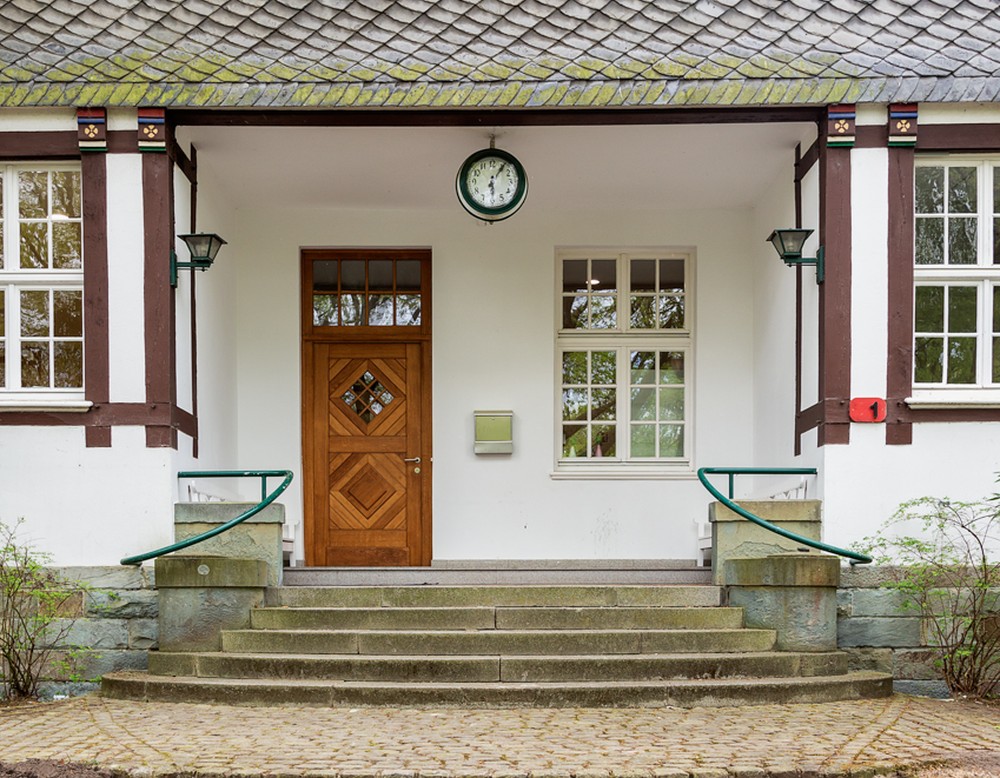 Treppen führen zum Eingang der im Fachwerk-Stil erbauten LWL-Tagesklinik Gütersloh