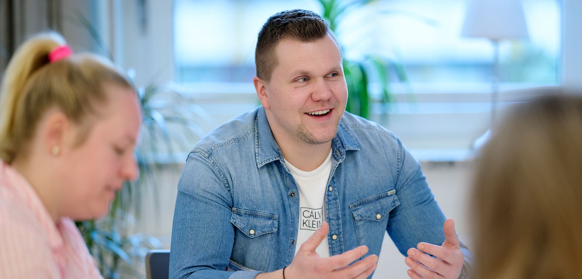 Kolleg:innen im Gespräch