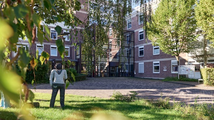 Das Bild zeigt das Hauptgebäude der Klinik im Grünen.