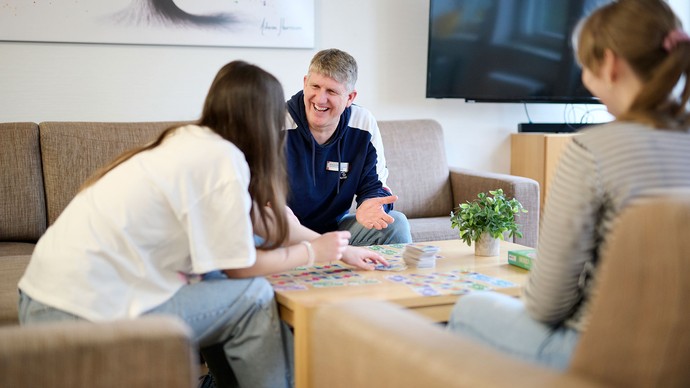 Mehrere Personen sitzen an einem Tisch und besprechen etwas.