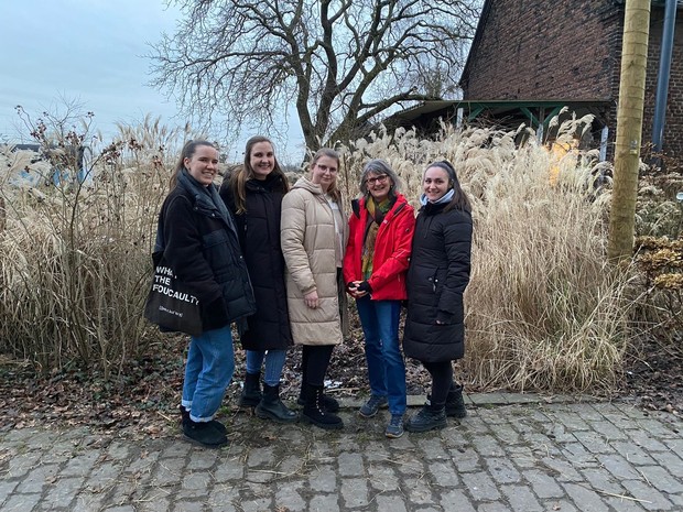 Kolleginnen stehen nebeneinander und lächeln in die Kamera