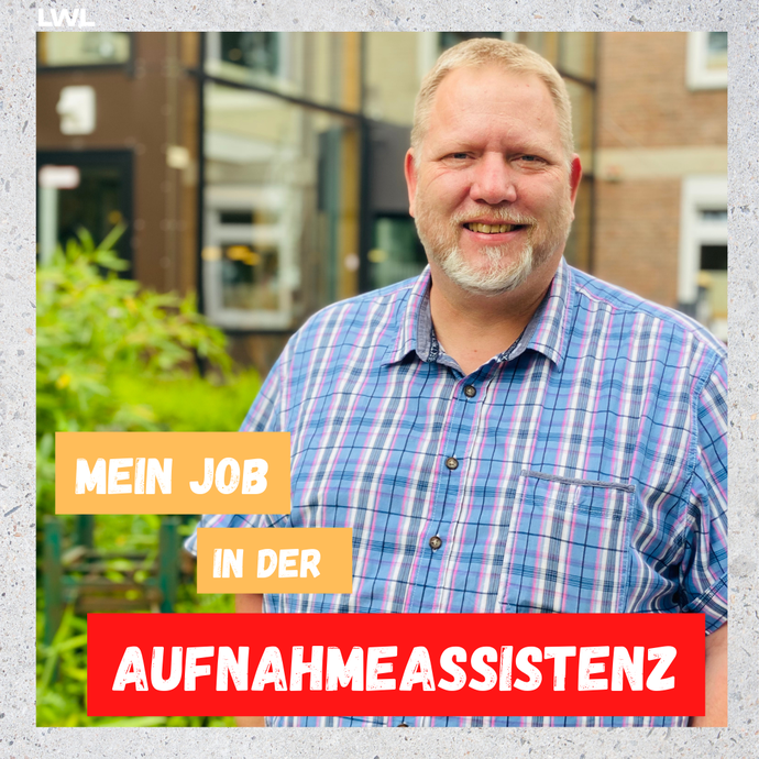 Das Bild zeigt einen Mitarbeiter der Aufnahmeassistenz, er steht draußen auf dem Klinikgelände und lächelt in der Kamera.