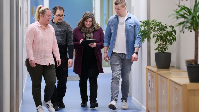 Kolleg:innen im Gespräch