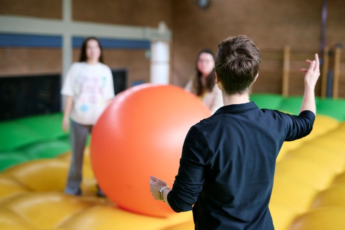 Patient:innen bei der Bewegungstherapie