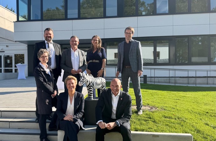 Vertreter unterschiedlicher Einrichtungen sitzen vor dem neuen Forschungsgebäude. Vertreter unterschiedlicher Einrichtungen sitzen vor dem neuen Forschungsgebäude.