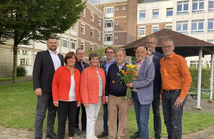 Mit einem Blumenstrauß bedankten sich das neue Vorstandsteam und die Mitglieder des Fördervereins beim langjährigen Vorsitzenden des Fördervereins.