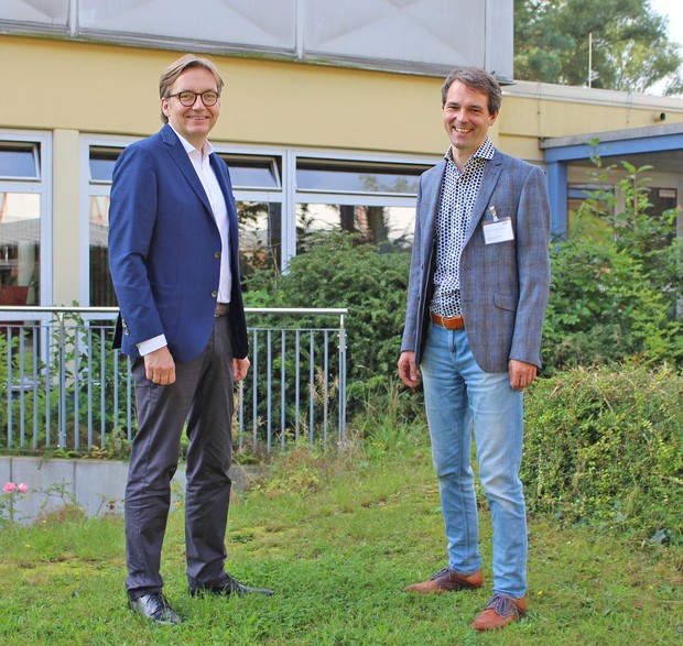 Zwei Herren stehen vor einem Gebäude: Von links Prof. Dr. Marcel Sieberer und Prof. Dr. Dr. Martin Holtmann.