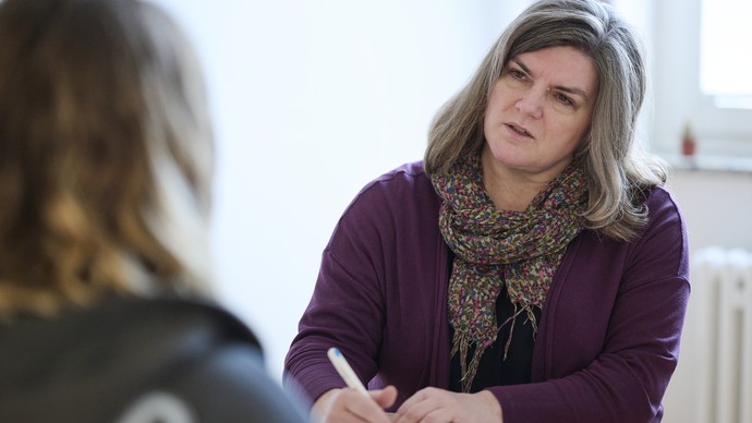 Zwei Personen im Gespräch