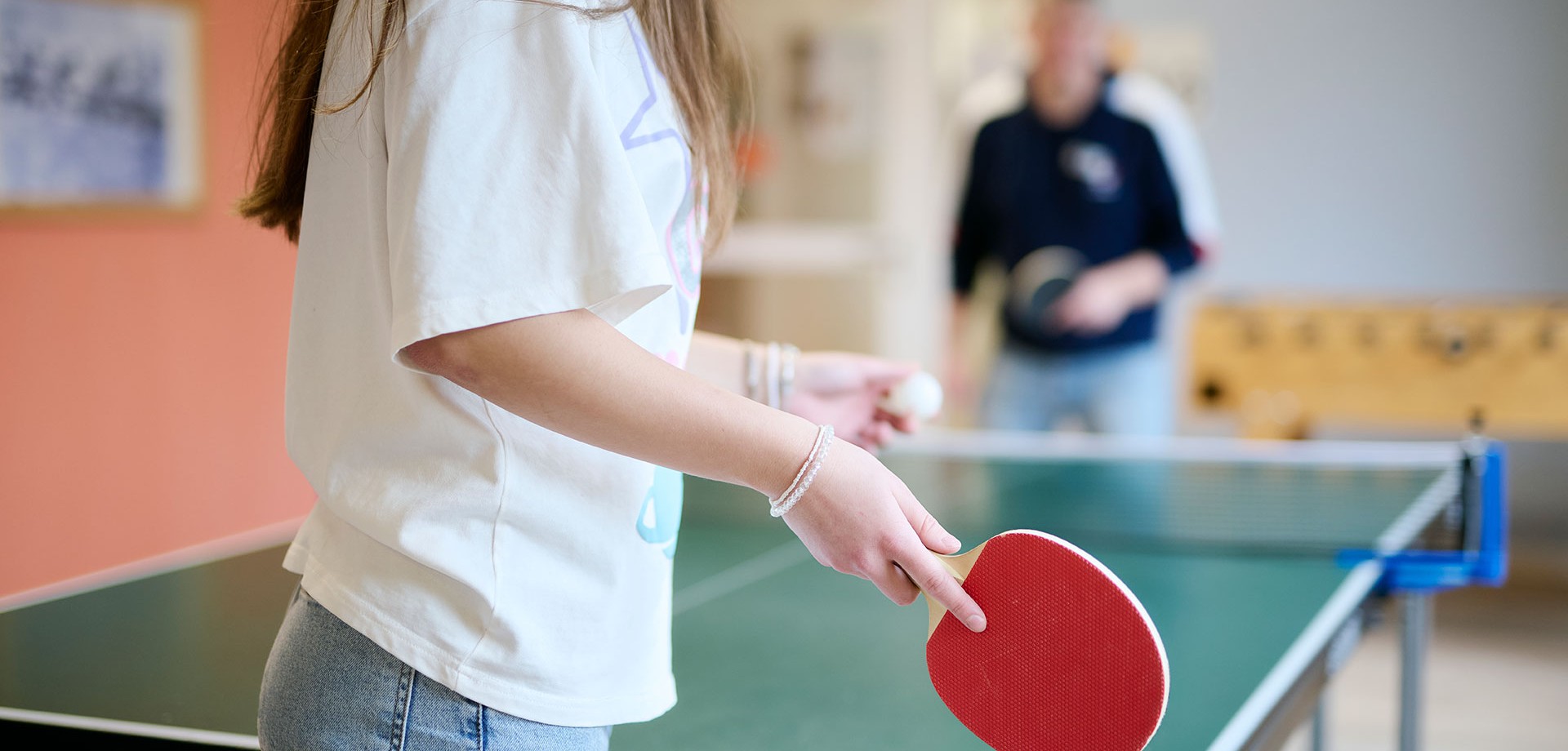 Zwei Personen spielen Tischtennis