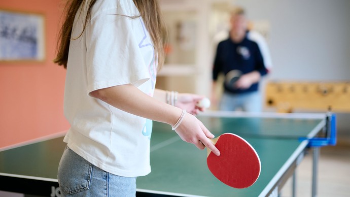 Zwei Personen spielen Tischtennis