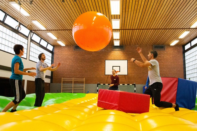 Patient:innen aufdem Luftkissen mit einem Ball