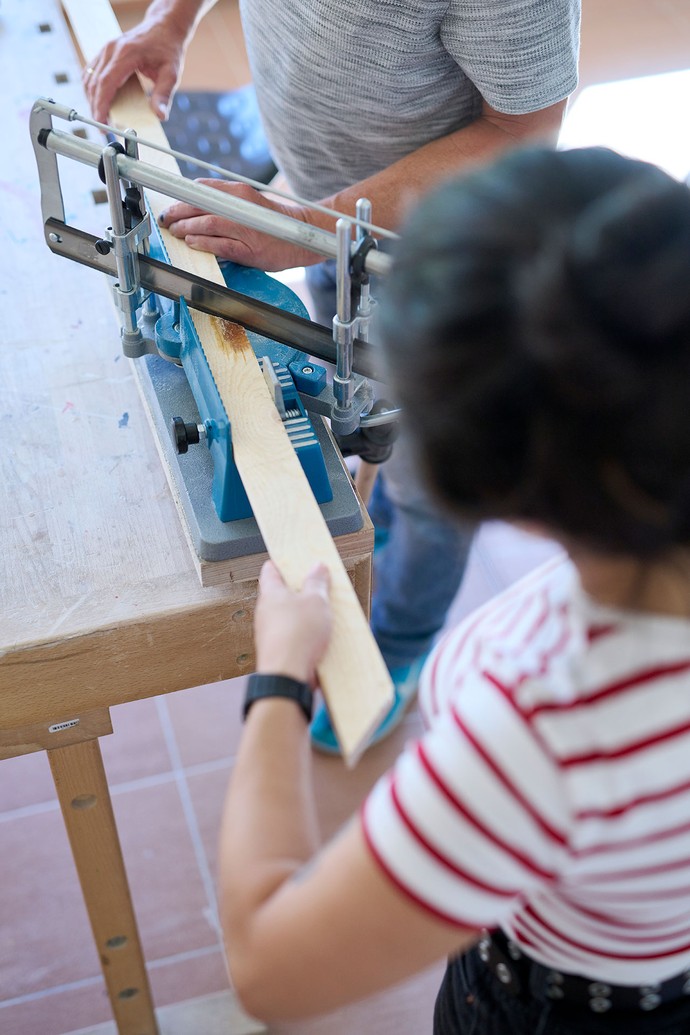 Eine Person arbeitet mit Holz