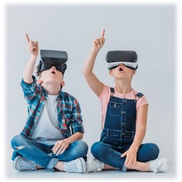 Zwei Kinder mit einer Virtual-Reality-Brille schauen nach oben