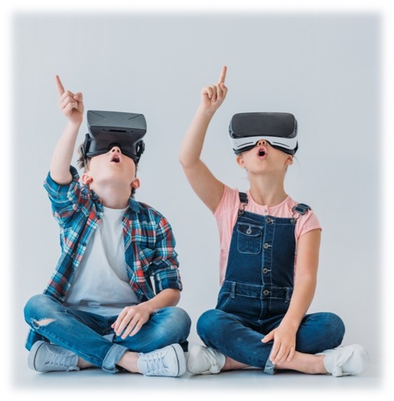Zwei Kinder tragen eine Virtual-Reality-Brille und blicken nach oben