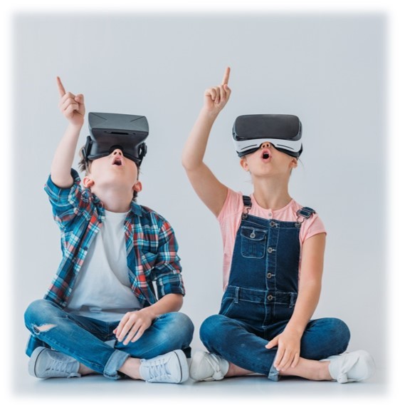 Zwei Kinder tragen eine Virtual-Reality-Brille und blicken nach oben Zwei Kinder tragen eine Virtual-Reality-Brille und blicken nach oben