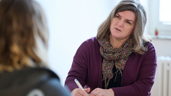 Zwei Personen im Gespräch