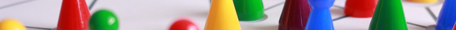 Spielfeld mit bunten Spielfiguren
